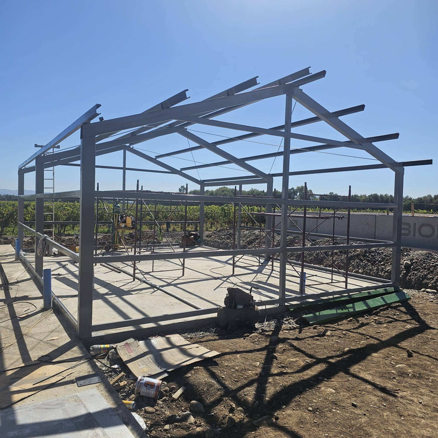 Obra en ejecución (galpón / estructura)